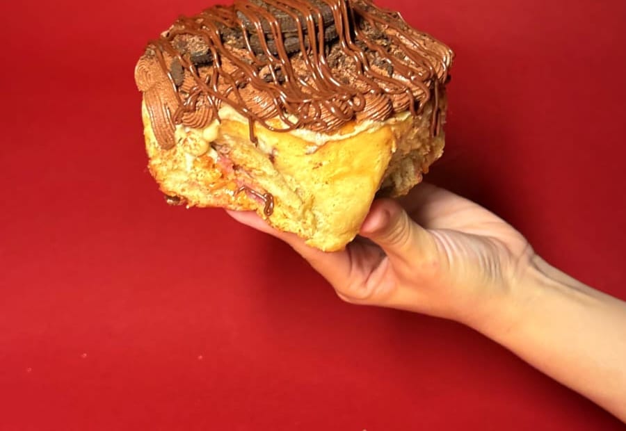 Roll Chocofudge de Emmi's Rolls con nutella y galleta de chocolate